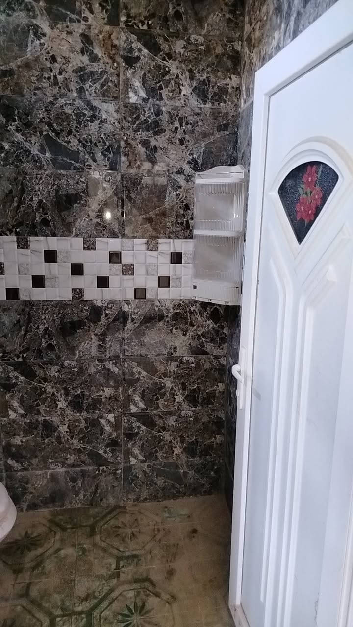 بيت زراعي مداور في التسجيل العقاري مو بس مكاتبه  200 متر واقع حال اكثر يتكون من غرفه وصاله ومطبخ وصحيات داخليه وخارجيه وكراج سياره يسع 3 سيارات وحديقه وسطح مغلف اوزاكون وكيزر وتانكي 
للستفسار اكثر الاتصال بالرقم ***********
