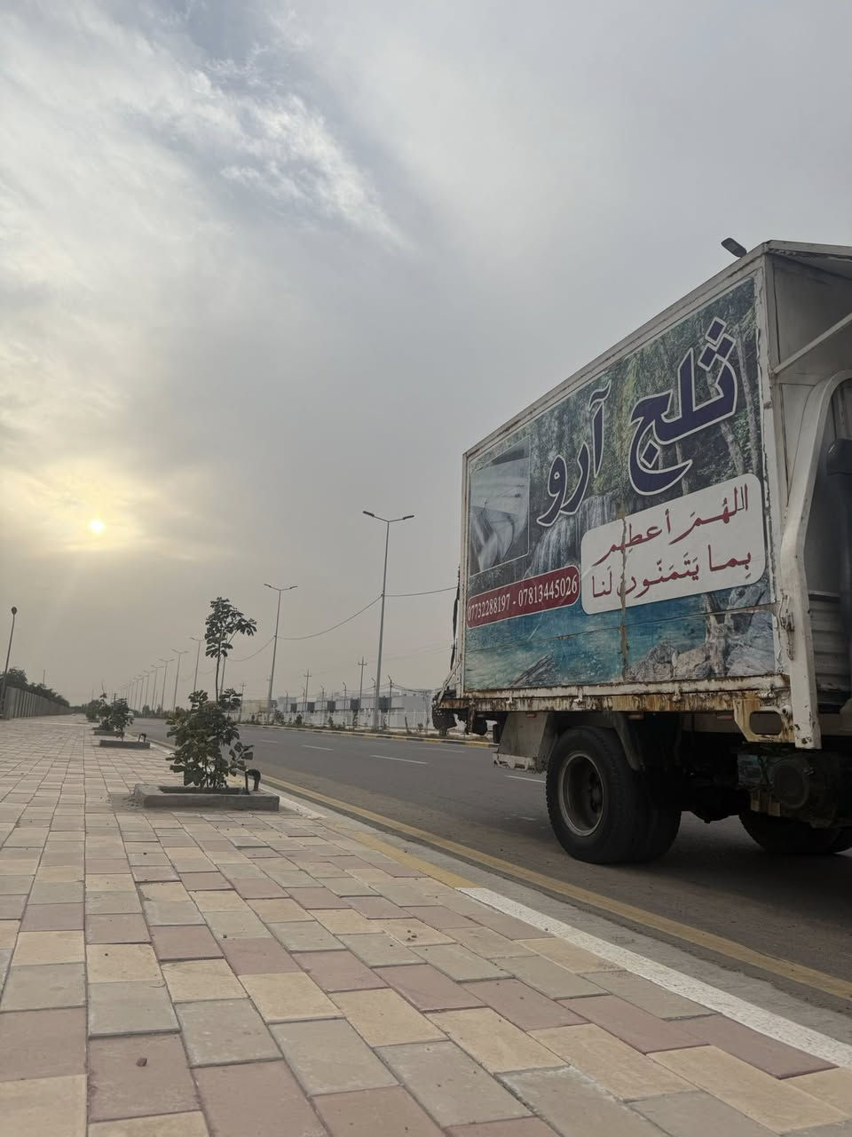 السلام عليكم
كنتر قماره وربع 
قماره قلاب 
تبريد ثلج خير من الله 
مكينه 3000
السياره بدي مو براد 
السياره تخم تاير كله 16 
رقم الهاتف *********** 
***********
