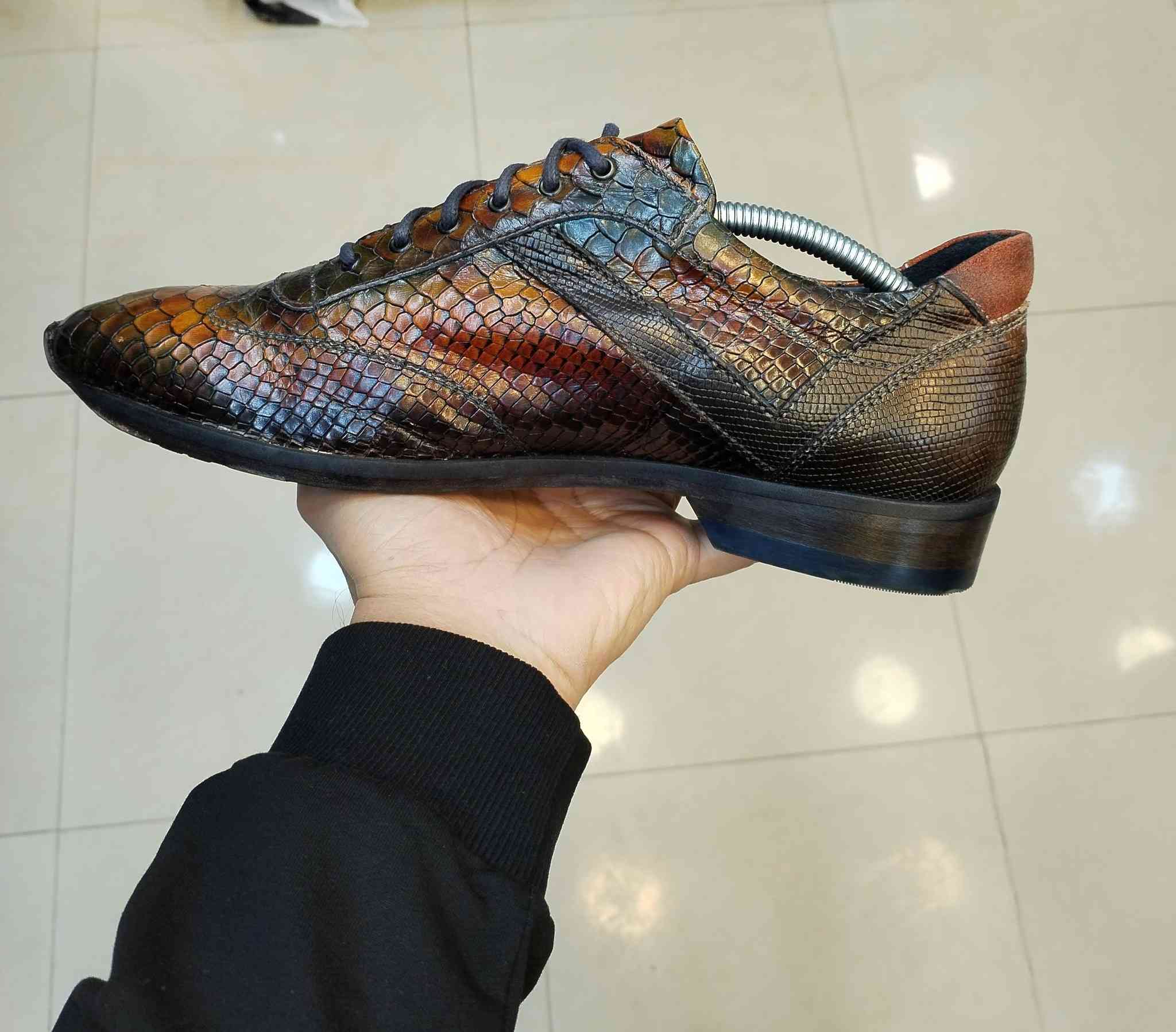 تحفة مرعبة مزيج بين جلد التمساح و الثعبان 
فقط يوجد 50 قطعة في العالم 
ماركة ستارك نيويورك أمريكي 
صنع في إيطاليا هاند ميد صناعة يدوية 
مقاس 43 طول القدم 27 ونص 
جلد تمساح ممزوج مع جلد الثعبان 
أرضية جلد طبيعي فاخر كليا 
بطانة جلد طبيعي جلد غنم 
قطعة لا يعرف سعرها بالوكالة جدا غالية 
للحجز على خاص 
أو مراسلة واتساب ***********
توصيل لكل محافظات العراق
