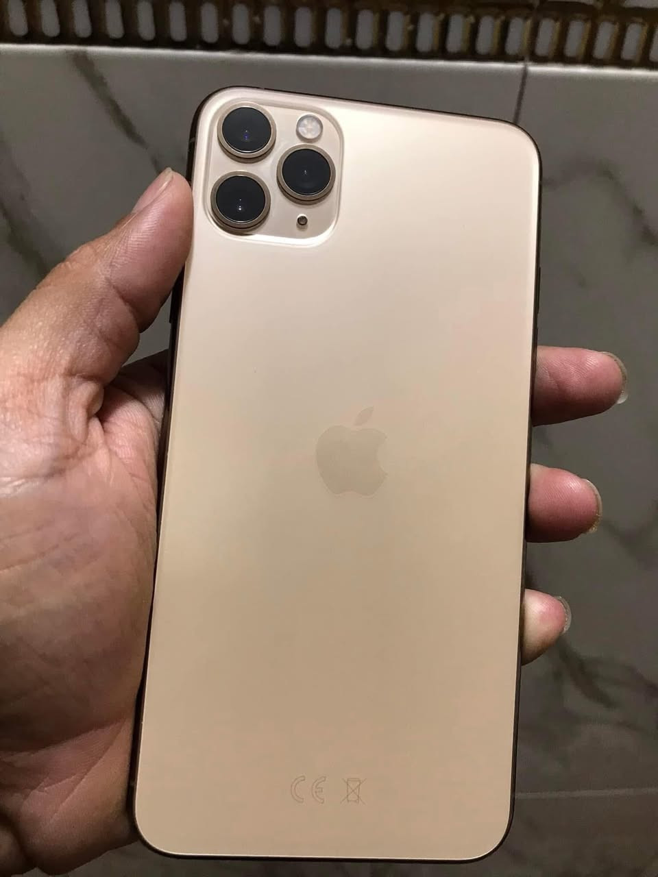 ايفون 11 برو ماكس ذاكرة 256 والبطارية 100 بدله وشاشه وسعره 275 وهذا ***********
