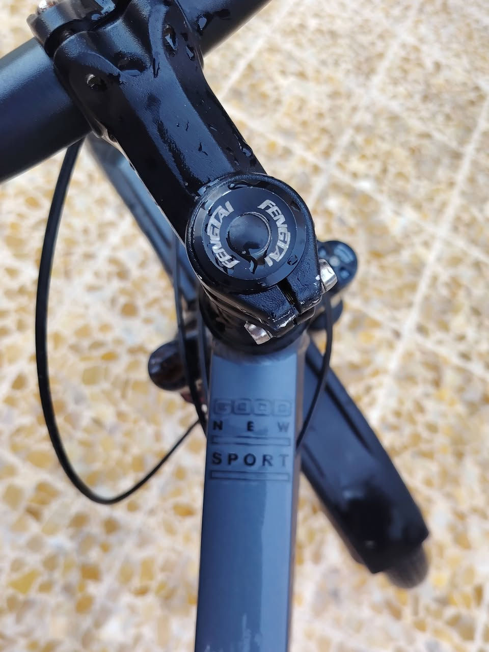 🚲 دراجة هوائية ماركة GIANT أصلية للبيع 🚲الماركة: GIANT (براند عالمي معروف بقوته ومتانته).الهيكل (الفريم): ألمنيوم خفيف الوزن، متين ومقاوم للصدأ.سستم السرعات: شيفترات ومعدات شيمانو الأصلية (Shimano Tourney) تبديل سرعات ناعم وسلس.الوضع العام: الدراجة بنظافة ممتازة (نظيفة جداً وجاهزة للاستخدام مباشرة دون أي نواقص).الملحقات الإضافية: تحتوي على حامل ومطارة ماء، جك تثبيت (ستاند)، ومقعد مريح جداً للمسافات الطويلة.📌  السعر المطلوب: [  ادفع ولا تكسر بسعر   ]
📌 المكان: [ الموصل حي سومر  ]
📞 للتواصل والاستفسار: [ ***********] أو المراسلة على الخاص.
