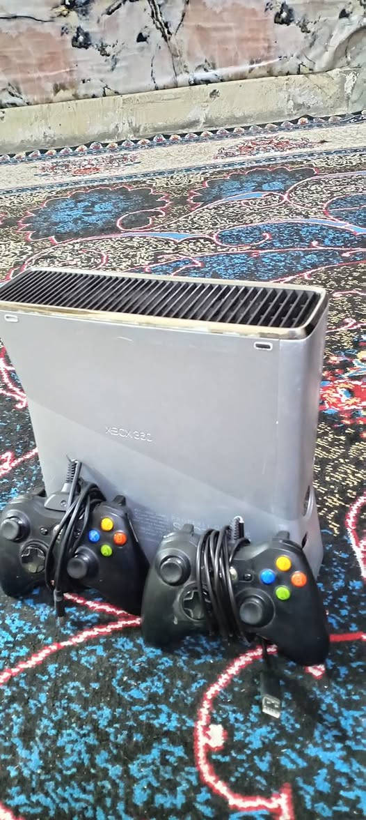 إكس بوكس 360 نظيف مهكر لعبة GTA5 مع شاحنة مع كيبل توصيل للشاشة مع يدات عدد ٢ تحكم واير وعن بعد اصليات بسعر ١٥٠ الف بي مجال الشراي يتصل على الرقم *********** واتساب
