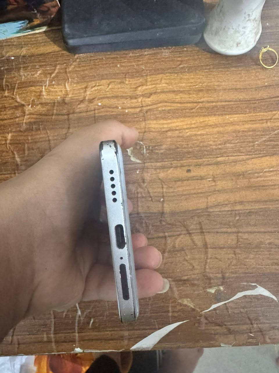 بوكو اكس سته ذاكره 512 جهاز لا تعليك ميه وعشرين فريم بل ببجي جهاز لله شاهد حلو بس بيه شي وهيه شاشه مشخطه شويه مكسوره ول شاصي مشخط شويه مثل ما امبين بل صوره بس لله شاهد لجهاز خير من لله مكاني بغداد مدينه ام لكبر رقم***********.           سعر ميه وخسمين بيه مجال بصيط
