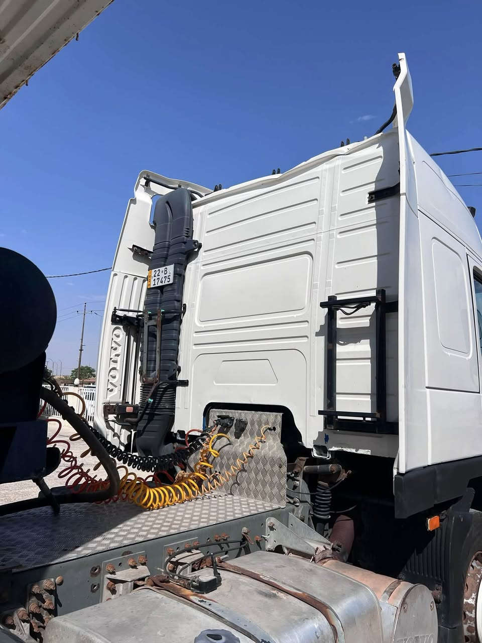 فالفو FM12 راس تريلة شخاطة سنكل خلفي
موديل 2002
رقم أربيل  شرط تحويل 
كير 3*3 
نساف 3 محور دبل تاير 
عاربانة مربوط مع نساف 
سيارة جاهز للشغل 

قمارة بدون صبغ 

سعر 250 ورقة 
مكان سيارة بكركوك معرض وسام 
للاستفسار الاتصال على 
***********
