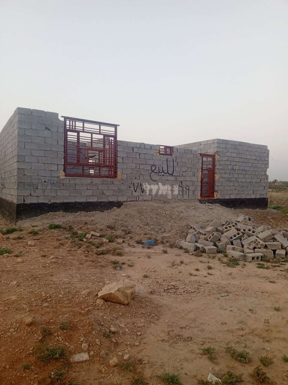 هيكل للبيع مساحه ٣٠٠ مقابيل بانزين خانه الميقات خلف السكه يبعد عن الشارع العام ٨٠٠متر السعر ٢٠ وبي مجال استفسار عله الرقم ***********
