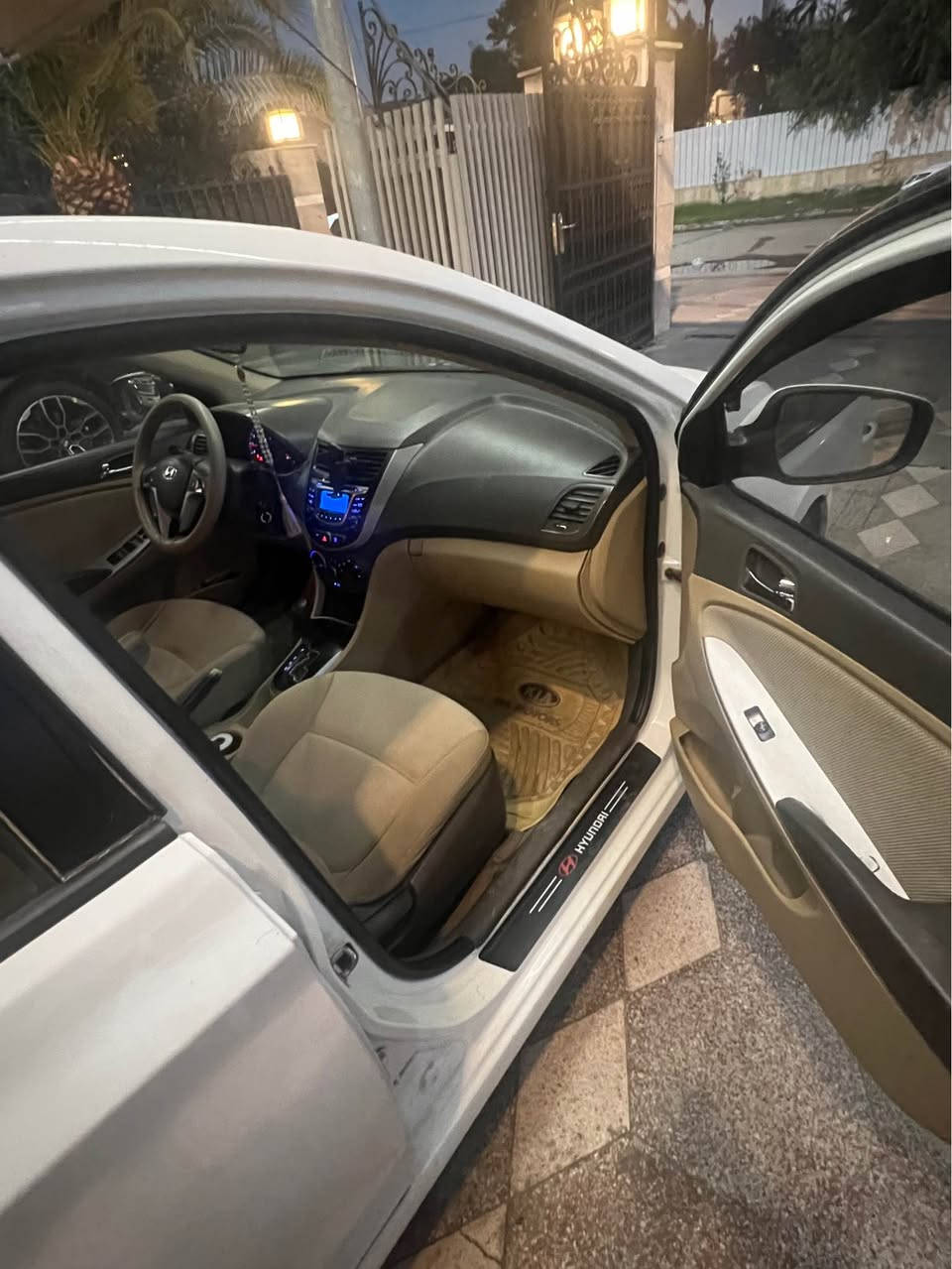 السلام عليكم 
اكسنت 2013 خليجي رقم بغداد انكليزي بأسمي 
محرك 1600 دبل قطره مكفول كير مكفول 
صدر جديد تايرات جدد 
تبريد شغال كهربائيات كلها شغاله وجاهزه من كلشي
 
قطعتين صبغ باب العبري والبنيد  فقط مكفوله من الحادث والدواخل كلها سليمه 
السياره بلو 
فتحه 
تحكم استيرن 
اشاير مري وتحكم مري 
4 دسك 
5 تچاوي 
5 ويل كب 
ارضيه مغلفه جلد 
ماشيه 124k

مكان منصور 
سعر 105 
*********** 
سياره ميحتاجلها صرف كلها جاهزه من كل النواحي 
شراي اتصل وحاضر بيها مجال شي بسيط بغداد, العراق
