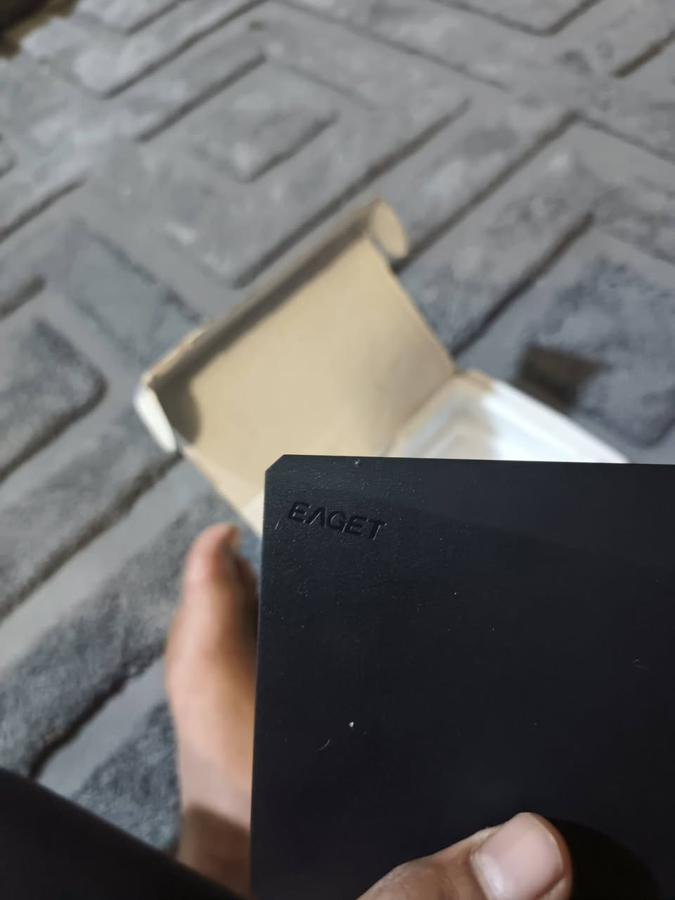 محرك الأقراص الثابتة المحمول Eaget سعة 1 تيرابايت هو قرص صلب خارجي يوفر مساحة تخزين إضافية ونسخ احتياطي لملفاتك. يتميز هذا الجهاز بسرعة نقل بيانات عالية وميزات تجعله مناسبًا لمختلف الاستخدامات.
الميزات والمواصفات:
السعة: 1 تيرابايت.
النوع: قرص صلب ميكانيكي محمول (HDD) بحجم 2.5 بوصة.
الواجهة: USB 3.0، مما يوفر سرعة نقل بيانات تصل إلى 5 جيجابت في الثانية.
التوافق: متوافق مع أجهزة الكمبيوتر المكتبية، وأجهزة Mac، وأجهزة اللابتوب.
ميزات إضافية:
مقاوم للصدمات في بعض الطرازات (مثل G20 Pro).
مزود بمؤشر LED للتشغيل. 
أماكن الشراء:
يمكن العثور على محرك الأقراص هذا عبر الإنترنت في العديد من المتاجر الإلكترونية. بعض الأماكن التي تبيعه تشمل: 
علي إكسبريس (AliExpress): يتوفر في عدة خيارات للقدرة التخزينية.
نون (Noon): قد تتوفر طرازات محددة مثل G20Pro.
علي بابا (Alibaba): يتوفر للبيع بالجملة والتجزئة.
متاجر محلية عبر الإنترنت: يمكن العثور عليه في منصات تسوق محلية في دول مختلفة. 
هل ترغب شغال 100/100 كلشي ما بيه السعر 80الف وبي مجال مكاني بغداد الشعله رقمي ***********متواجد وتساب
