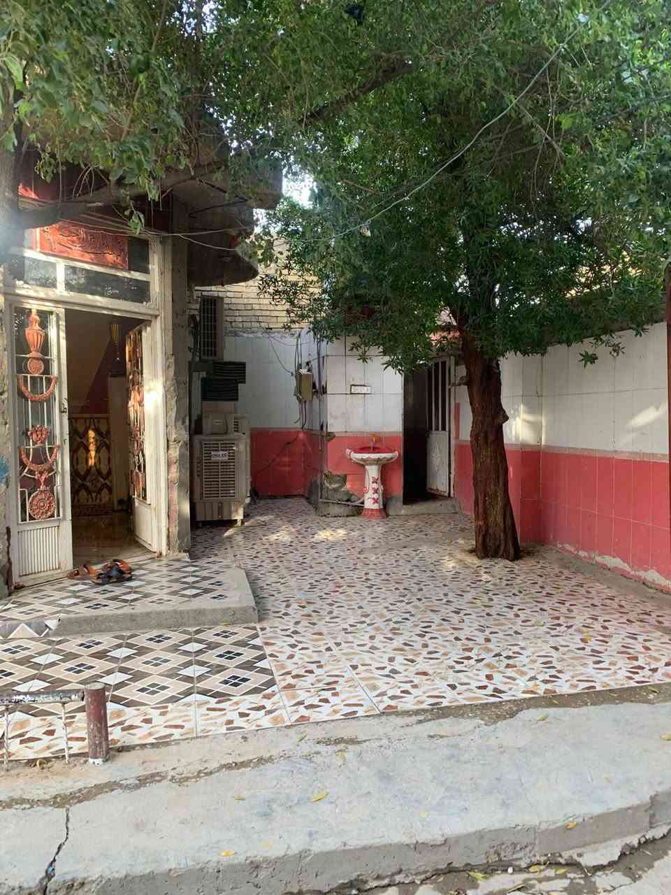 بيت اللبيع طابقين مساحته 625متر بالدوانم بشارع ابو دراج البيت  ع فرعين بي 8غرف من عدا  الديوانيه 60متر البيت سعره مناسب الشىري ينتصل ع هذا  الرقم ***********
