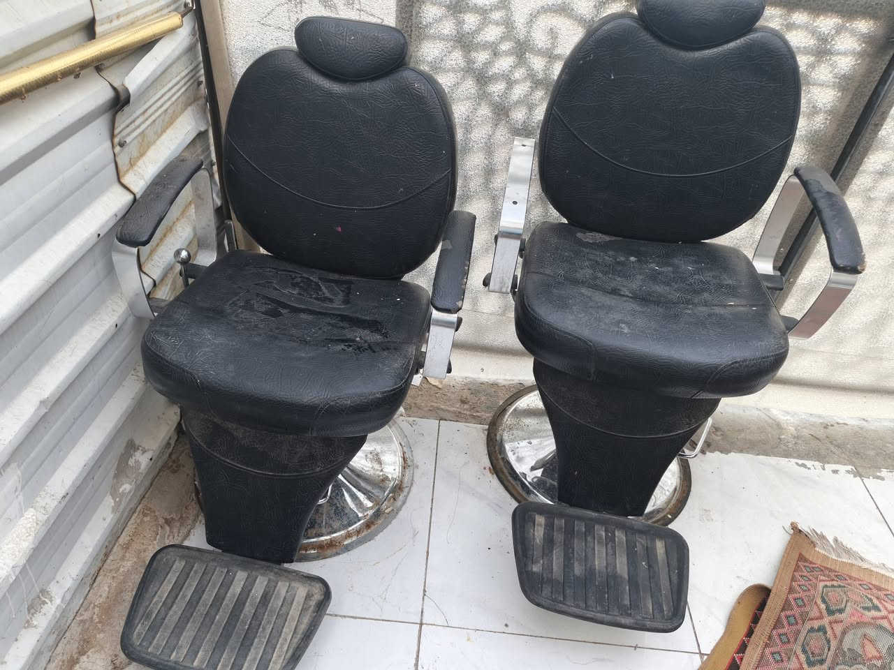 للبيع حلل وخذ كراسي ثنين ديكورات ثنين عربه إكسسوارات أربعه بخارية السعر مناسب مع مغسله شعر المكان الغزاليه شارع المشجر أسواق تركوازه ***********
