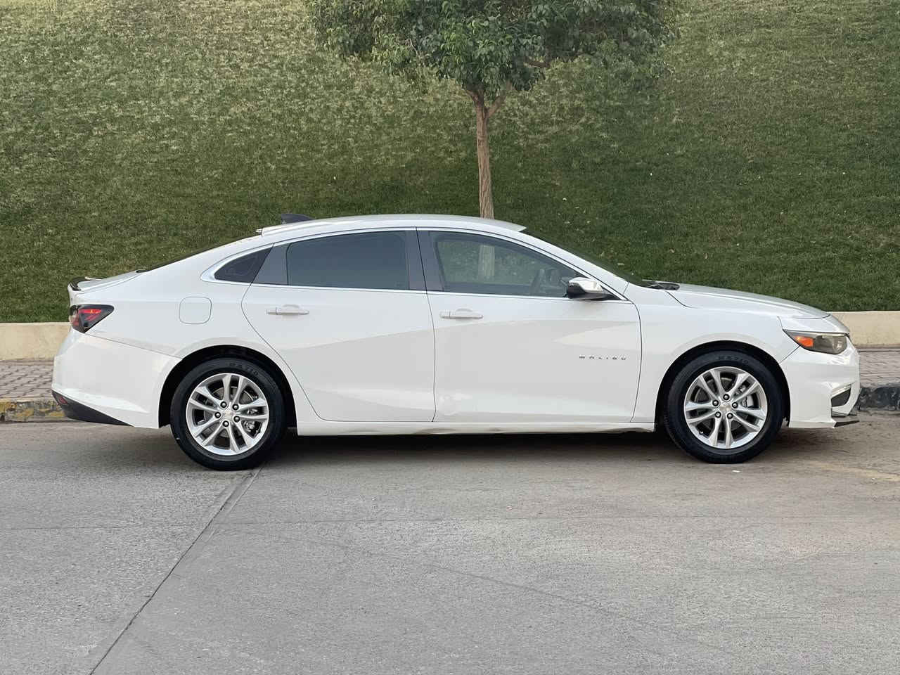 Malebo 2016
سعری ١٠٣  گەڵا 
بێ بۆیاخ
مواسەفات LT
تەحدید سورعە 
سوکان ڤۆلیۆم
کوشن کارەبا 
شاشە 
کامێرا 
ئاوێنە ئیشارەت 
گێڕوو مەکینە بەشەرت نەکراوەتەوە 
١٣٤ هەزار کیلۆمەتر ڕۆی شتوەیە 
سەنەوی هەتا ٢٠٢٨ تازە  
سەیارەکە لە سلێمانیە 
ژمارەی موبایل ***********
