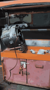 سلام عليكم متوفر جلايه حب للبيع نضيفه مرتبه كامله مكمله كل شي ما بيها تايرات جدد جدر نضافه فوول هي وغراضه عدا (القنينه)سعره ١٦٠  وبي مجال حك الجيه عنوان حي العسكري شارع ابو عامر وهذا رقمي ***********
