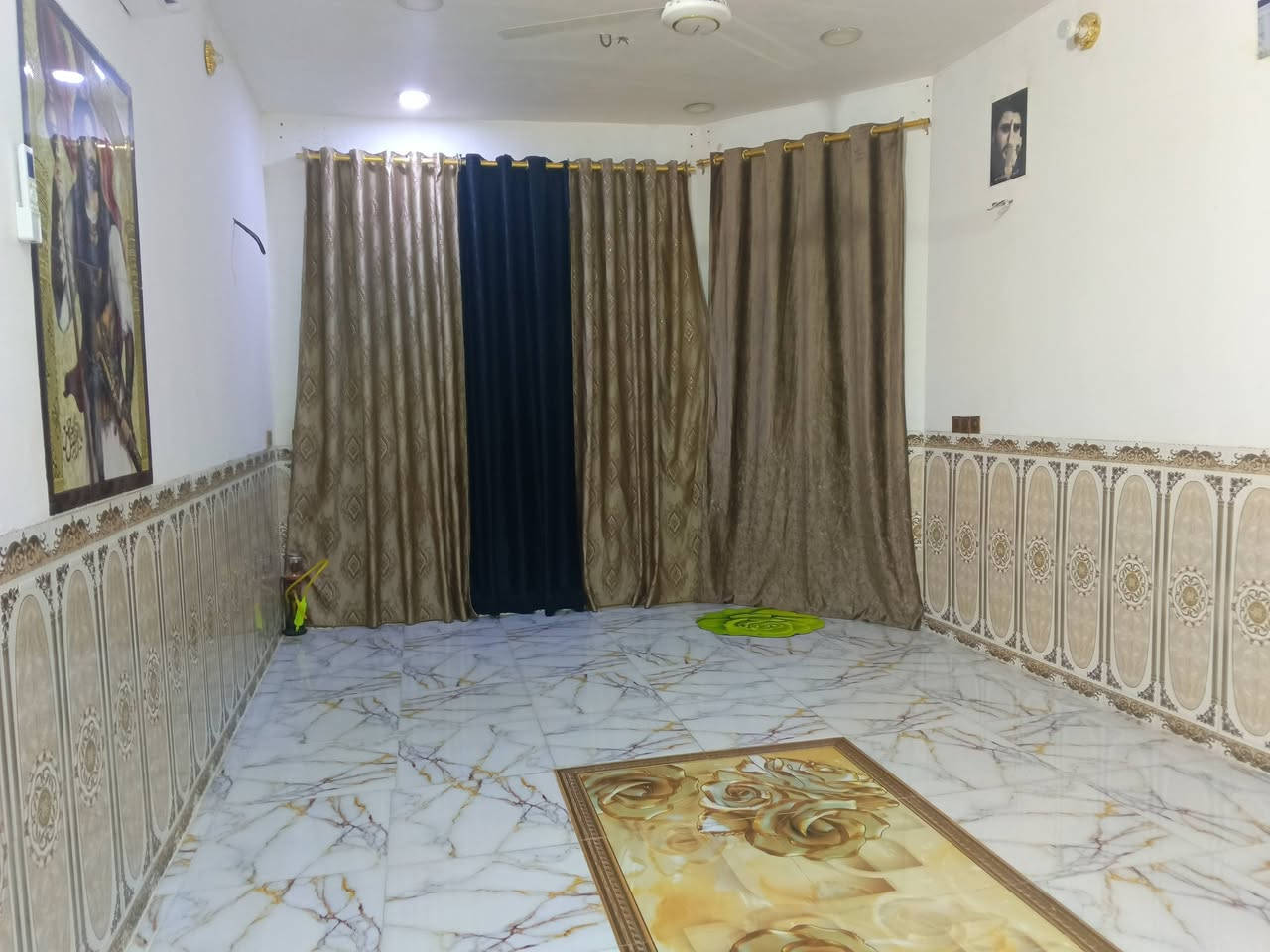 سلام عليكم بيت للبيع بنزله مطعم جواد يتكون البيت من(غرفتين+مطبخ+صاله+ستقبال+صحيات خارجيه) وياه مشتمل100متر يتكون المشتمل من(غرفه+مطبخ+حوش جبير+بي باب وي لبيت وباب خارجي عل شارع+صحيات خارجيه نضيفه) المراسله واتساب ***********
