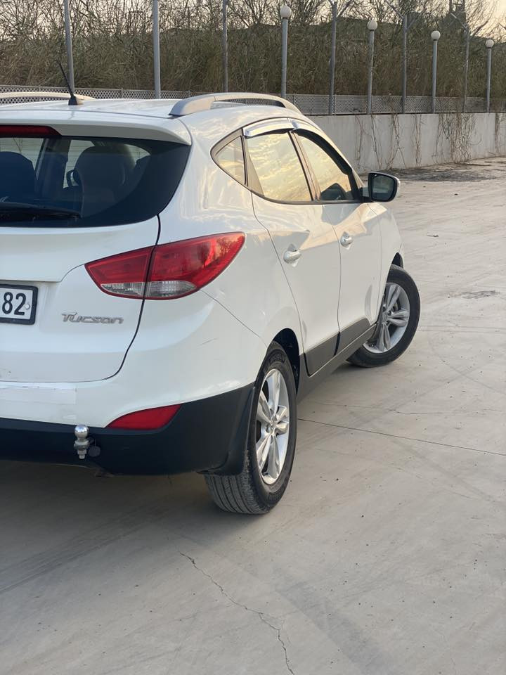 سيارة هونداي توسان للبيع مستعجل
الموديل_ ٢٠١٣
السعر ١٢٥ وبيها مجال حك الجيه 
الرقم أربيل تحويل ثاني يوم يعني مباشر 
الضرر قطعه چاملغ والبونيد طاير واكو شويه بالسقفيه 
اثر طيران البونيد والمحرك مفتوح 
بس بشرط لا صرف ولا تبخير
تايرات جديده تدفئه تبريد كهربائيات كلها شغاله 
سياره حلوه ونضيفه مال جناي وجاهزه تعال شغل وروح 

ملاحضه:٠
اخوان الي مايشتري لا يكسر بالسياره ويكوم يسولف سوالف معارض هاي السياره مال بيع ومتوازي ع فلوس وحياكم 

للاتصال على الرقم ‭٠٧٨٢ ٥٠٨ ٦٠٠٨‬
