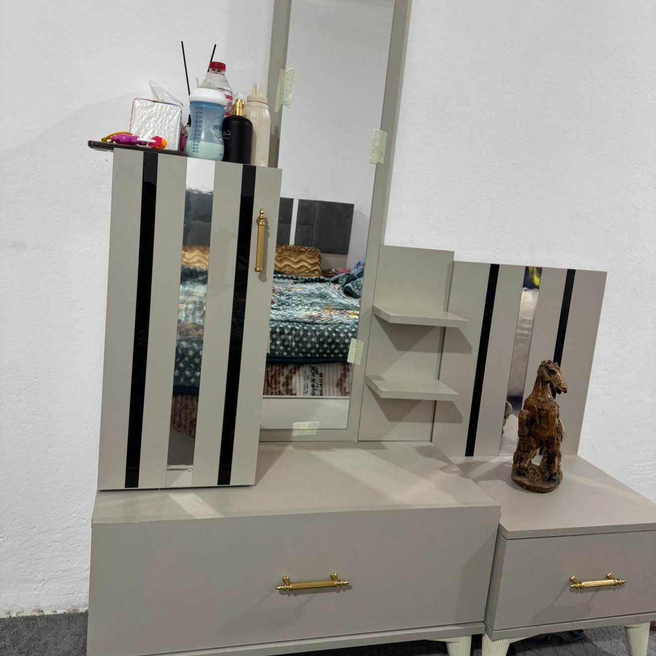 للبيع غرفه تركيه متانه وشغل درجة اولى كلش قويه شد وفتح ونظافتها 100‎%‎ والصور تبين كل نظافتها
جديده استعمال قليل جداً 
تتكون الغرفه من كنتور 6 ابواب + كومديات عدد 2 + ميز مرايه + جربايه 

سبب البيع نريد ننتقل الى بيت ثاني 
المكان بالناصريه بسومر وسعرها جداً مناسب
الشراي يراسلني على الخاص مكلفه بالنشر ناصرية, ذي قار


**إذا كنت صاحب هذا الإعلان وتريد حذفه لأي سبب، رجاءا أرسل رسالة إلى الدعم الفني**