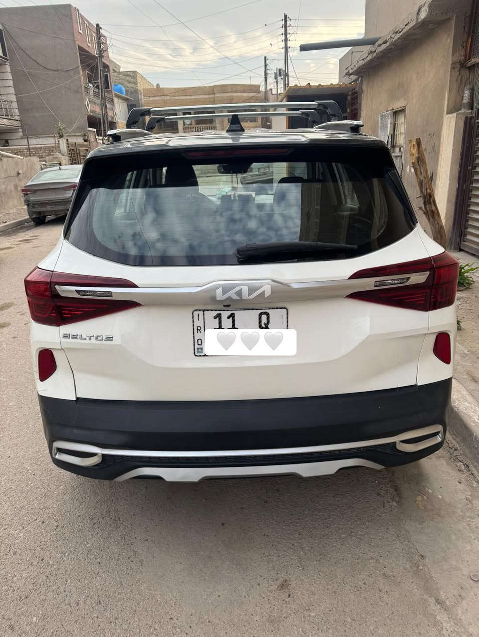 السلام عليكم سيليتوز كيا موديل2023 وارد امريكي ضربتها بالجاملغ الامامي والخلفي فول  مواصفات شاشه كامرا  حساسات اشاير بالمري كشن كهربائي  لونين ابيض واسود  3 انظمه قياده (عادي وذكي وسبورت) ماشيه 24 الف ميل السعر 145 وبيها مجال مرقم بغداد مكاني بغداد السيديه *********** .
