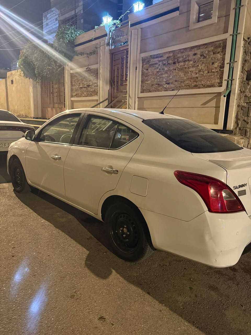 سلام عليكم نيسان صني موديل 2021 سياره كفاله عامه كير محرك مامفتوح بيه ولا برغي يعني سياره مامتعوبه  حداده تخم تايرات جدد فقط بيه بارد بلبنيد سياره جديده جاهزه من كلشي (السعر خاص) رقم الهاتف ***********
