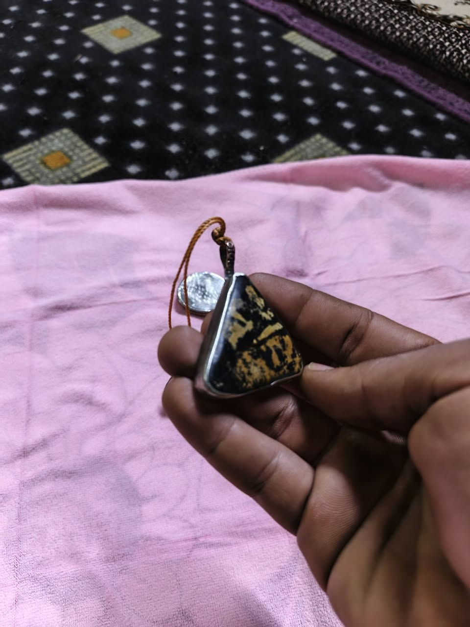 سلام عليكم ميداليات قديمه تحفيه او محبس مطلسم كلش حلو تحفه من طراز القديم سعره شلع بلاش 75 تفاصيل عله هاذه الرقم ***********
