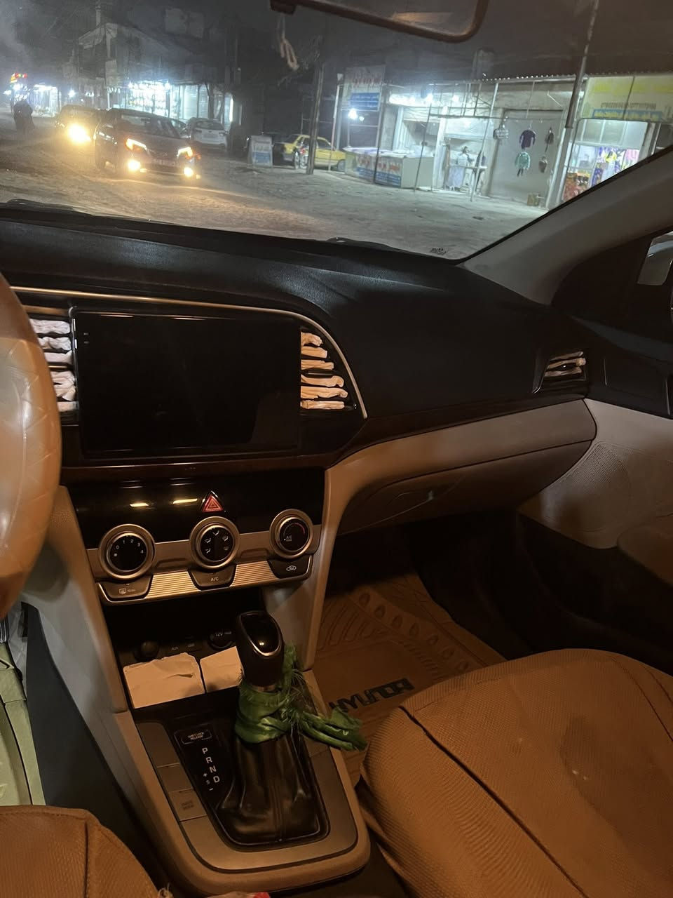 سلام عليكم 
النترا ٢٠٢٠
مكفوله كفاله عامه 
محرك ٢٠٠٠ دوش 
سياره نضافتها شوف العين 
فتحه تحكمات شاشه 
رقم نكليزي سياره جاهزه 
كلشي مناقصها ترايك وين متريد 
سعرها ١٧٥ وبيها مجال قليل 
للاستفسار مراسله او اتصل على الرقم المرفق 
***********
