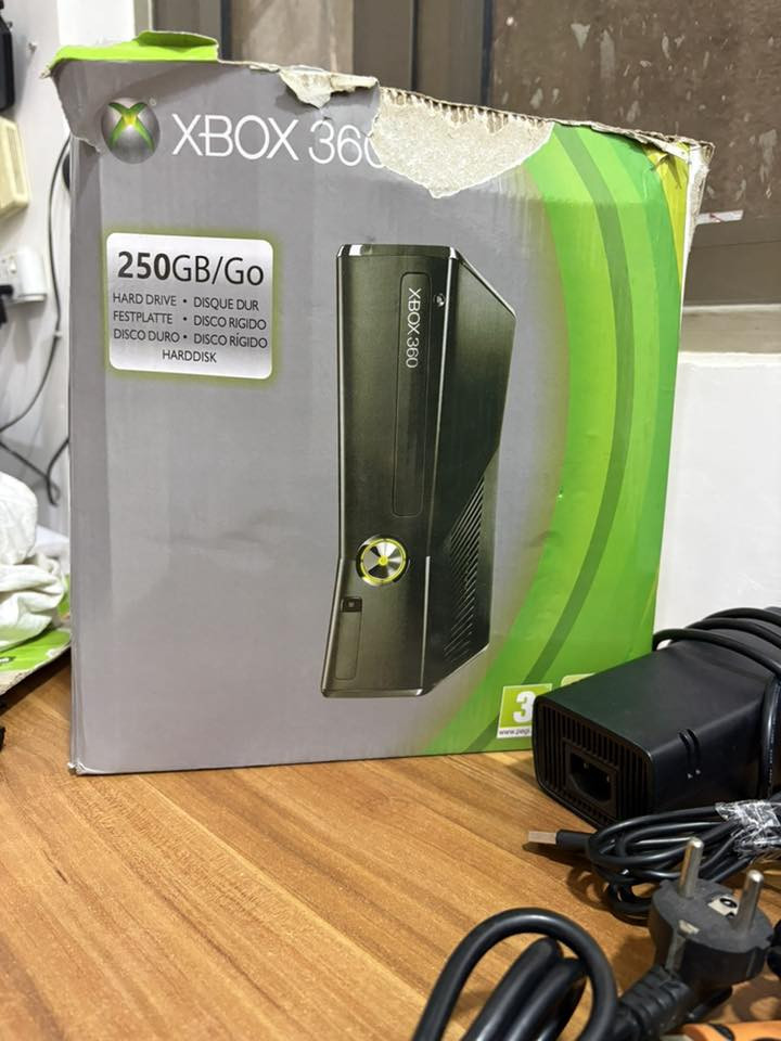 اكس بوكس 360 للبيع جهاز كلش نظيف وبي العاب كلش اهواي وياه جوستك عدد 2 وياها شاحنه وتفاصيل كامله بالصور مكاني بغداد الدوره ورقمي *********** موجود توصيل وين متريد110 الف سعره
