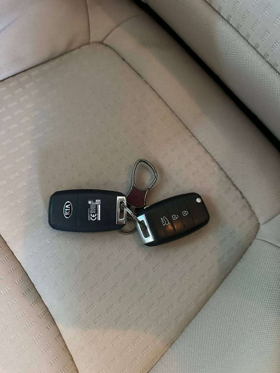 بسم الله الرحمن الرحيم
والصلاة على محمد واله وصحبة وسلم .

كيا سورنتوا  خليجي موديل ٢٠١٤  للبيع ٦ سلندر مكفولة من كل شي من دعامية لدعامية  رقم اربيل الدولي بصمة عدد ٢ طخم تاير جديد الاسبير والعدة غير مستعمل ٧ راكب تبريد مركزي كير + محرك ممفتوح وبشرط السنوية ورقم وهزا مجدد لغاية ٢٠٢٩ شرط تحويل او وكالة سيارة مال بيت وبحالة وكالة .

مكان سيارة / اربيل شارع ١٠٠ متري

للتواصل والسعر /*********** + واتساب
