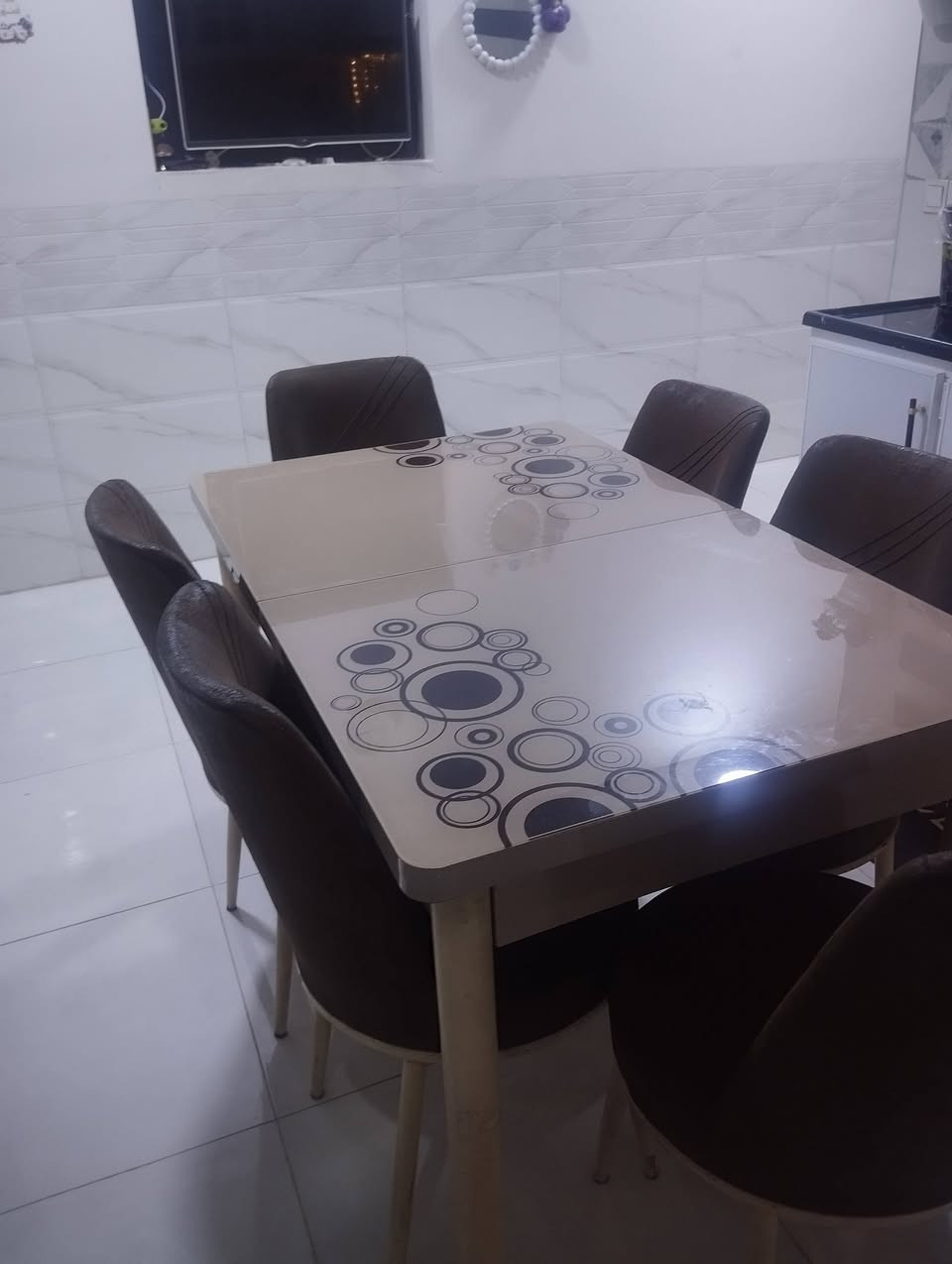 ميز طعام للبيع كلش نظيف ويتكبر ويتصغر سعره 90
***********
