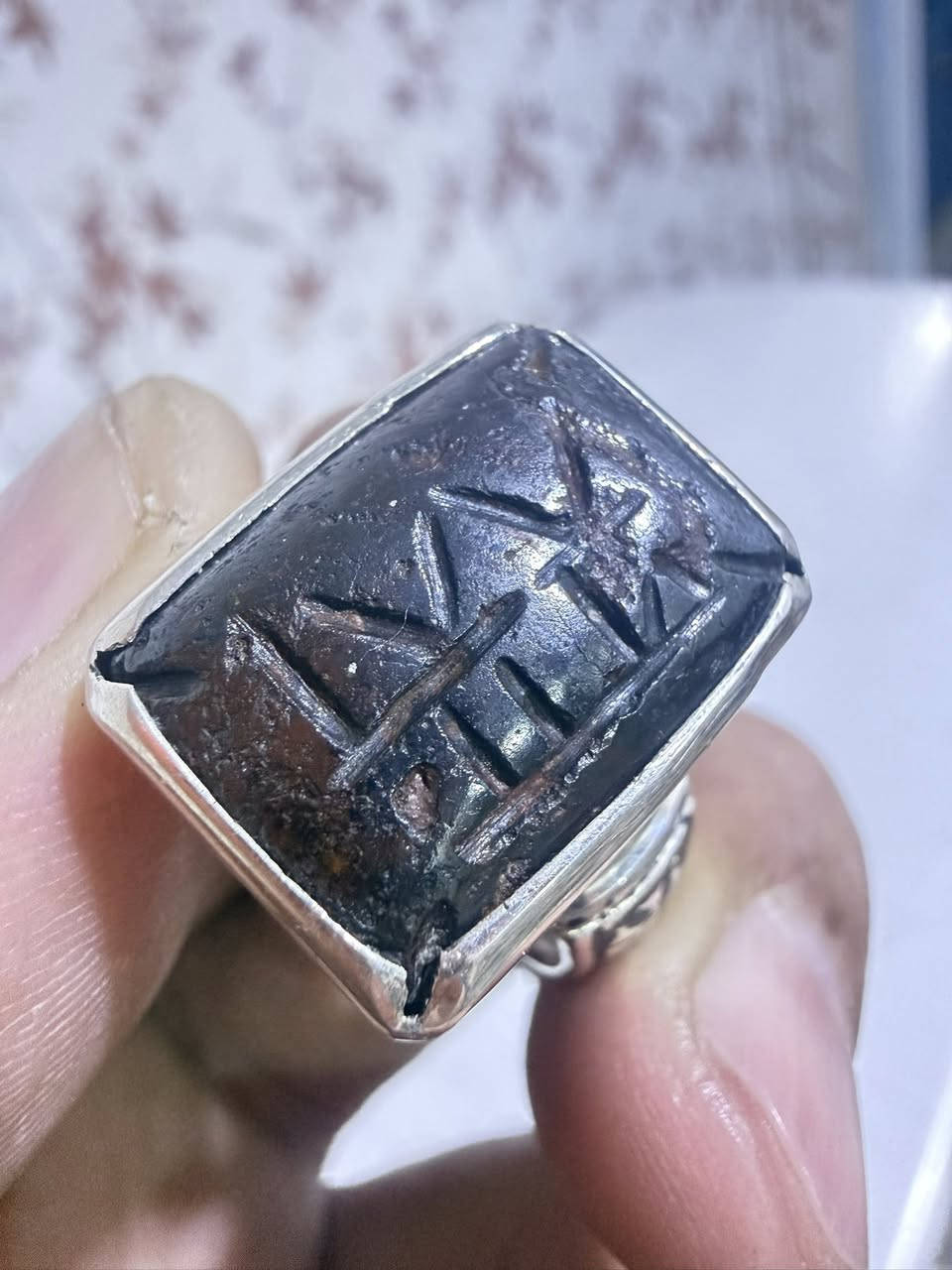 حجر صيني الخط كوفي قديم ( الملك لله)
اي استفسار اتصل او راسل 
***********
