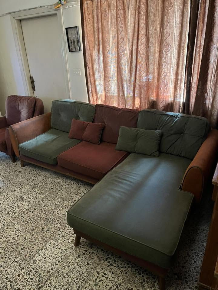 سلام عليكم تخم قنفات يجي 3قطع مستخدم استخدام قليل جلد وتر بروف كلش حلو و مرتب بغداد للاستفسار 
***********
