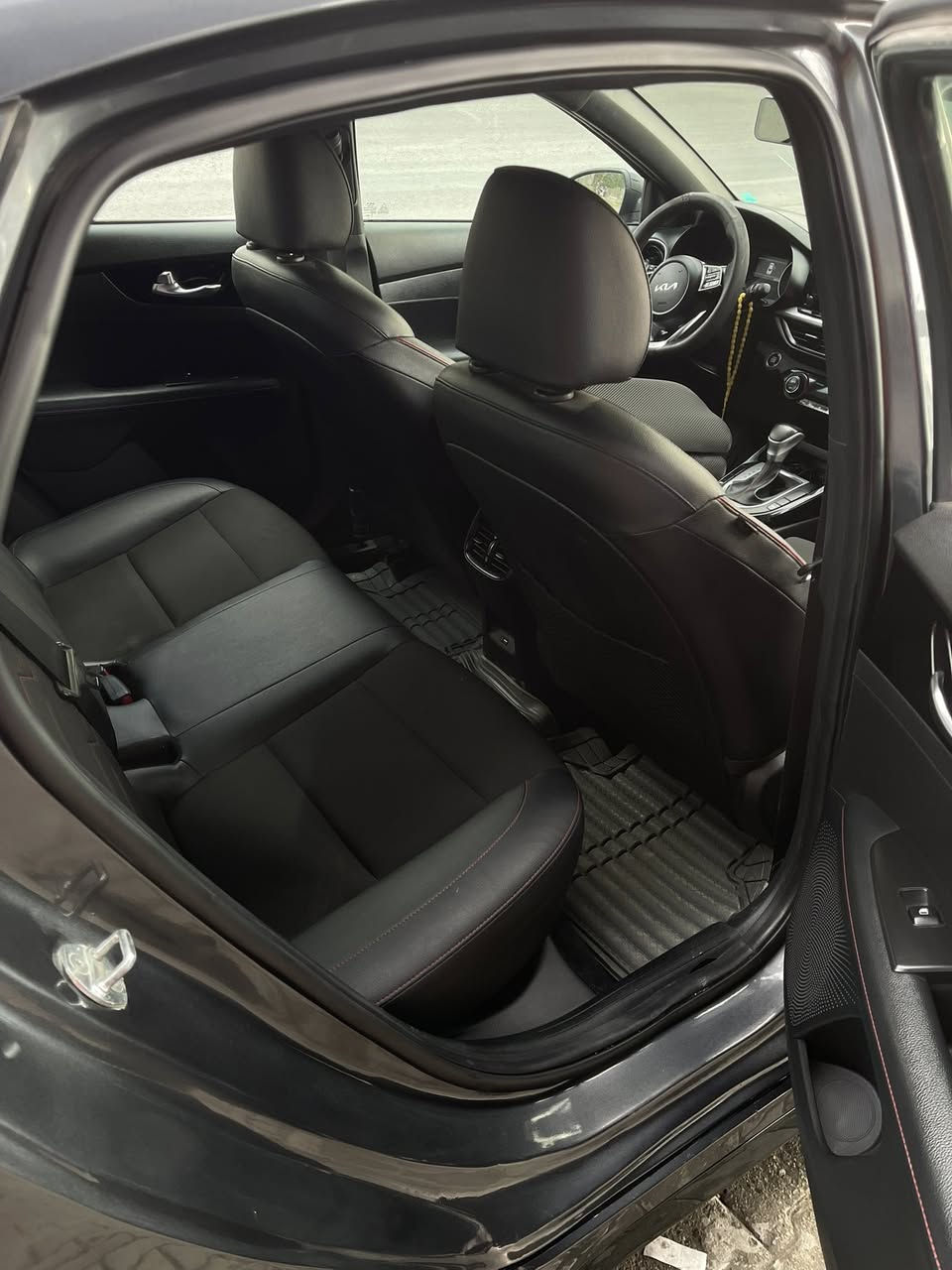 السلام عليكم
فورتي 2023 فئة( GT) اعلى فئة🔥بالفورتي 
محرك 1600 تيربو 201 حصان 
كير DCTدبل كلج 7 نمر
ماشيه (50) ميل 

المواصفات ...
1.بصمة تشغيل + ابواب وصندوق+ تشغيل عن بعد
2 تشغيل عن بعد 
3.رمز Gt على دشبول
4.(شفتات ستيرن)
5.شاشة كبيرة مع نظام تشغيل ابل كار بلي
6.واندرويد اوتو
7.كاميرا دواره (وضعيات عدد2)
8.انظمة قيادة سمارت+ وسبورت+ ونورمال 
9.تدفئة+ تبريد كشنات
10.كشن كهرباء
11.كشنات جلد حضن مطرز احمر مع علامةGT
12.نظام سماعات (هارمن كاردن)🔈🔈
13.لدات داخليه متغيره الالوان( بلادي)
14.قطعتين تبريد
15.شحن وايرليس 
16.دركة D  شكل رياضي مع ختم GT 
17.حساسات خلفية مع جرس تنبيه 
18.رادرات جانبية+ وامامية+ وتحديد مسار + كروز سرعه
19.قياده ذاتيه
20.اوتو هولد+ هاند بريك بصمه
21.نقطة عمياء 
22.كات دوسات جانبية بلادية 
23.دبل اكزوز
ويل كب كروم حجم 18رياضي (السعر 135وبيه مجال)مرقمه معقوين حادث السياره جاملغ امامي وبابتين مال عبريه يعني بحم كبس

***********
