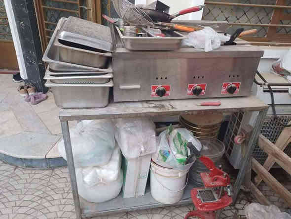 السلام عليكم اغراض مطعم ونواعمه للبيع يتوفر طباخ وعارضه وقاطعه فنجر وميز وباقي الاغراض بالصور الظاهره للاستفسار اكثر مراسله الرقم ‏‪***********‬‏. للعلم الاغراض مكانها بغداد.
