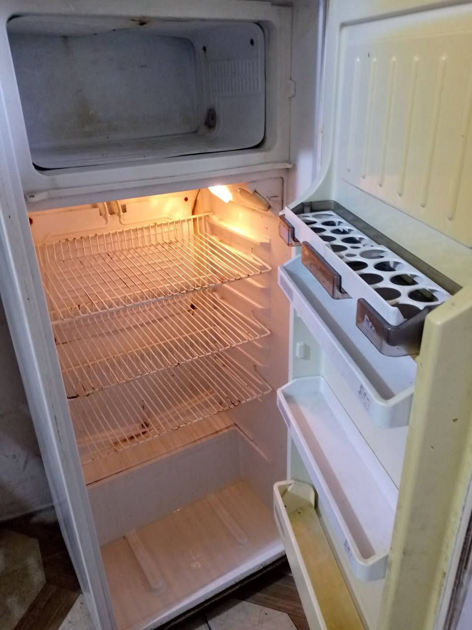 ثلاجه حجم كبير نضافه 80 شرط ثلج ما محتاجهه للبيع  180 وبيهه مجال  استفسار اتصال او واتساب 
***********
