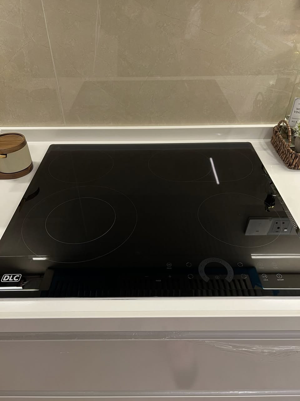 طباخ كهربائي ماركة DLC احدث اصدار 4 مشاعل تحكم لمس و سطح زجاجي كامل ضد الخدوش سهل التنظيف بعده جديد غير مستعمل اريده ب 200 الف وبي مجال بسيط

***********
