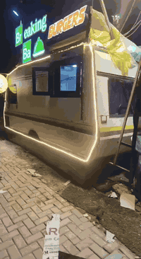 كرفان للبيع متنقل مطبخ مطعم، فقط الكرفان بدون غراض بي تايرات ثنين، وشاصيي منفيس
‏
‏
‏كامل هوه وتاسيسه، وشباك المنيوم ، وسقف قرميد حديد
‏ومغلف الكرفان وتاسيس نقاط بي 6 نقاط كهرباء
‏وشباك وباب حديد مغلفه
‏السعر 18 ورقه وبي مجال
‏مكان البياع المواصلات
‏شارع الضغط 

***********
