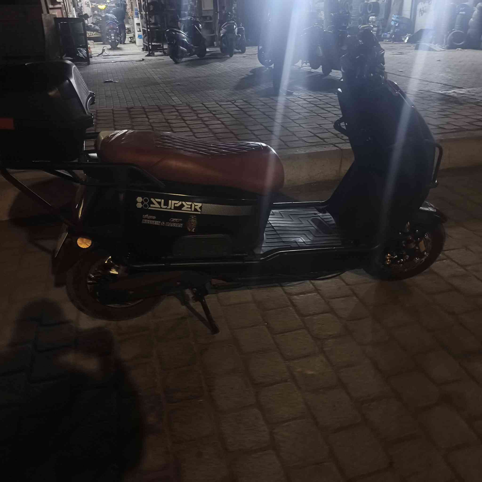 سلام عليكم دراجه شحن للبيع المواصفات سكنس نوع GT الجيل الثالث بطاريات 6 كبار بصمه وسويج وكارت بلوتوث صوته يخبل سرعه 80 حقيقي والملف 2000w يجي وياه صندوق خلفي اشاير يمنه يسره شاحنته الاصليه تجي وياه وكارتونته  السعر 650 وبين مجال المكان بغداد حي جميله للتواصل ***********
