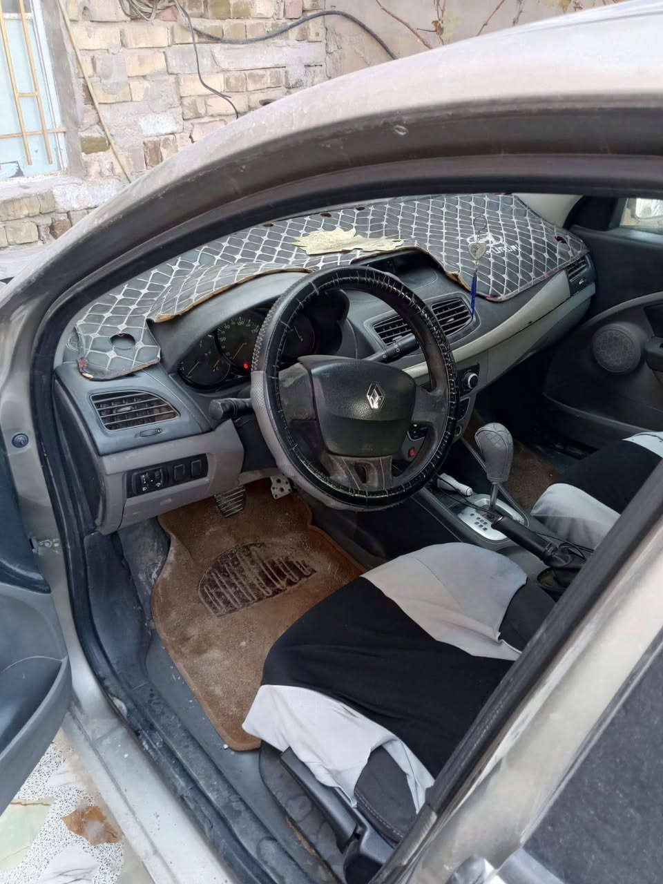 السلام عليكم سياره رينو فلونس مديل 2012 مكينه وكير مال كامري مكفولات مابيها خياسات بيها ضربه بس بابين ماواصله للتكم جهت العبري للتواصل / ***********   *********** مكان السياره نجف السعر 54 وبيها مجال
