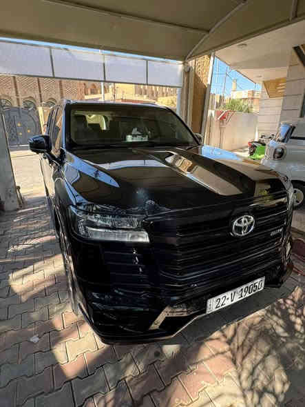 للبيع — لاندكروزر بلاك إيديشن GX.R LIMITED اصل
🚙 موديل حديث — رقم اربيل
لون أسود ملكي • بحالة فوق الممتازة
ماشية 1.500 كم يعني زيرو 

المواصفات:
 • محرك قوي V6 
 • دفع رباعي مستمر
 • كير أوتوماتيك 10 سرعات
 • شاشة وسطية كبيرة + كاميرا محيطية
 • فتحة سقف
 • تبريد وتسخين مراتب
 • تشغيل بصمة + دخول ذكي
 • مانع التصادم • مثبت سرعة ذكي
 • حساسات أمامي + خلفي
 • نظام صوتي راقي
 • جناح خلفي + كت كامل بلاك إيديشن

السعر 74.300$ وبيها مجال بسيط🔥
للاستفسار ***********
