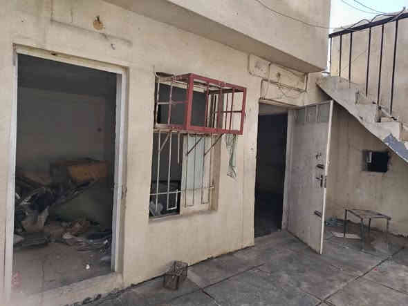 دار للبيع مساحه ١٨٠ متر الواجهة ٩ والنزال ٢٠ في حي الاعلام خلف شارع الخفاجي مباشرة بسعر مناسب جدا قياسا بمواصفاته ٢٩٥ مليون و بي مجال بسيط....إمكانية بيع ١٠٠ متر او ٨٠ متر حسب الرغبة.... شارع مرتب و هاديء جدا و موقع مميز قرب سوق الاعلام و المدرسة الصينية الحديثه و شارع البداله و تقاطع درويش.....بناء قديم يحتوي على استقبال ومطبخ وغرف عدد ٣ وصحيات عدد ٣ وحولي و درج خارجي بحيث معزول الطابق الأول عن الثاني...علما انه سابقا كان مؤجر لعائلتين كونه يتضمن  وحدتين سكنية و البيت فارغ حاليا.....للاستفسار *********** او ***********
