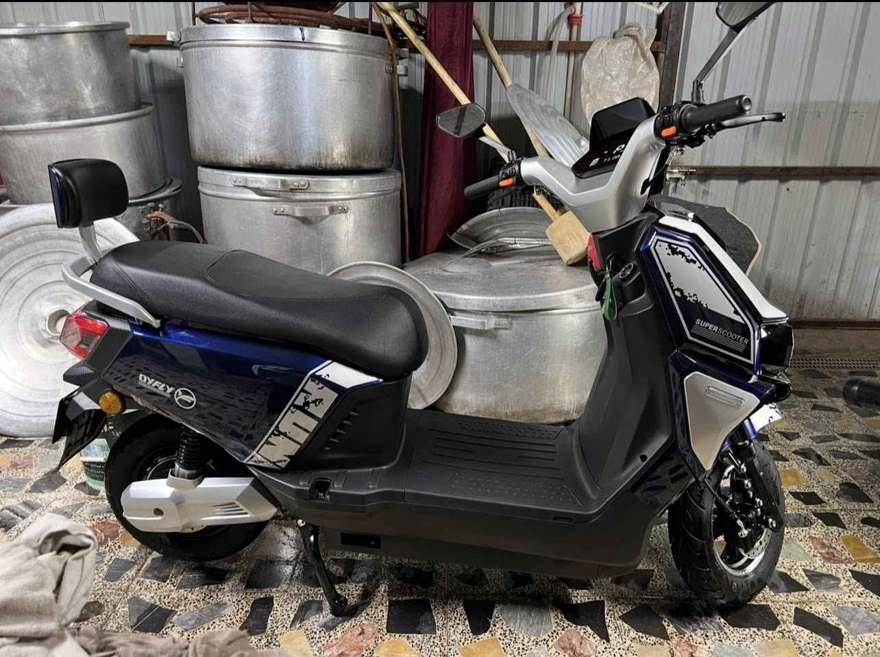 السلام عليكم دراجه شحن ماتركس للبيع مواصفات الدراجه 6 بطاريات دبل سرعه الدراجه 60كم/ساعه تتحمل وزن 230 كيلو  مستعمله قليل والدراجه نضيفه مابيه اي نقص للأستفسار ***********
