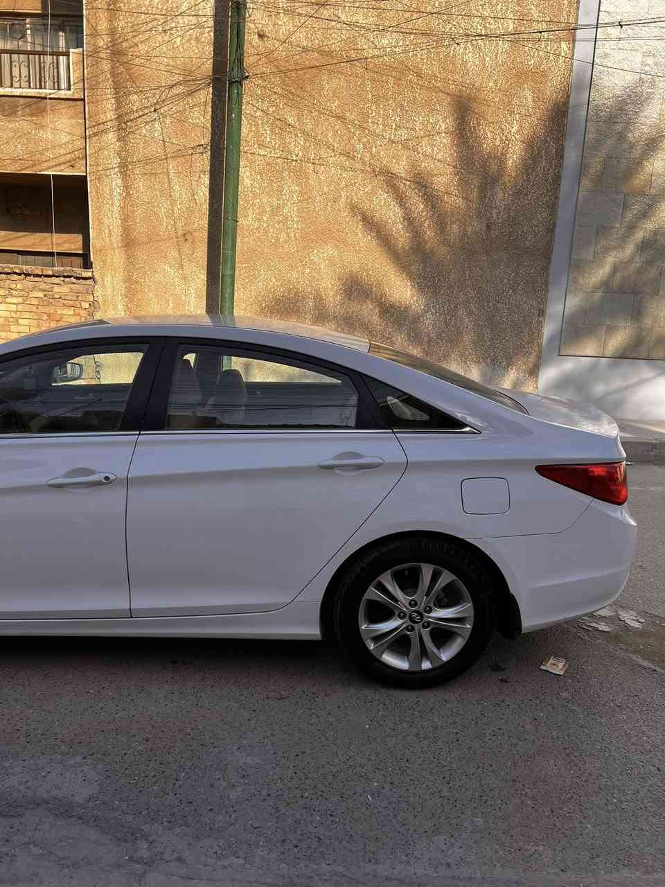 السلام عليكم 
سوناتا 2012 خليجي مواصفات الشركة 
مكفولة من الضربة والصبغ 
العامة قطعتين تبريد مكينة دوش 2400
تحكمات فول حساس خلفي  مري شفط 
خمسة ويل كب 
السيارة كلش جديدة ماشية 81 الف 
استلامة الشركة العامة على ايد وحدة 
 جاهزة من جميع النواحي 
كير ومكينة بلاديات على وضع الشركة 

رقم بغداد الدولي بأسمي

رقم الهاتف ***********
