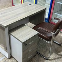 ‏ميز مكتبي جديد ما مستعمل العنوان بغداد السعر 125 وبي مجال 07764211315