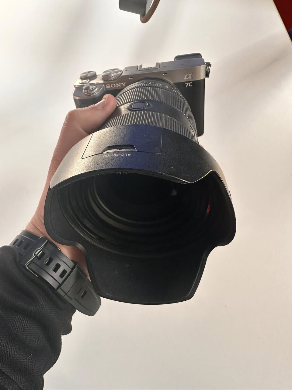 للبيع وحش سوني Sony a7C + العدسة الأسطورية 24-70mm GM II 📸
التفاصيل:
للبيع كيت احترافي متكامل نظافة 100%، مناسب جداً لصناع المحتوى والمصورين السينمائيين.
• البدي (Body): Sony a7C (اللون الفضي المميز)، أصغر كاميرا فول فريم بمواصفات جبارة.
• العدسة (Lens): Sony FE 24-70mm f/2.8 G Master II. (تنبيه: هذا الجيل الثاني أخف وأسرع بمرات من الجيل الأول).
• الحالة: شبه جديدة، استخدام حشيم جداً، بدون أي شخط أو عيوب تقنية.
• الملحقات: (هنا اذكر الملحقات اللي عندك مثل: الكارتون، البطارية الأصلية، الشاحن، الحزام).
السعر: (اكتب سعرك هنا) – الرجاء التواصل للجادين فقط، والعدسة لا تباع منفصلة (أو حسب رغبتك).
الخيار الثاني: إعلان سريع ومختصر (للسوشيال ميديا)
العنوان: فرصة ذهبية لعشاق التصوير.. Sony a7C مع ملكة العدسات! ✨
النص:
للبيع باكيج الأحلام لكل يوتيوبر أو مصور فوتوغرافي:
✅ كاميرا Sony a7C فول فريم، خفيفة وقوية.
✅ عدسة 24-70mm f/2.8 GM Mark II (أحدث إصدار من سوني).
✅ نظافة تامة مثل الجديدة.
الكاميرا والعدسة معروفة بأدائها الخرافي بالعزل والفوكس السريع.
المكان: (العراق/بغداد)
للاستفسار والسعر: يرجى مراسلة الخاص أو الاتصال على (***********).
