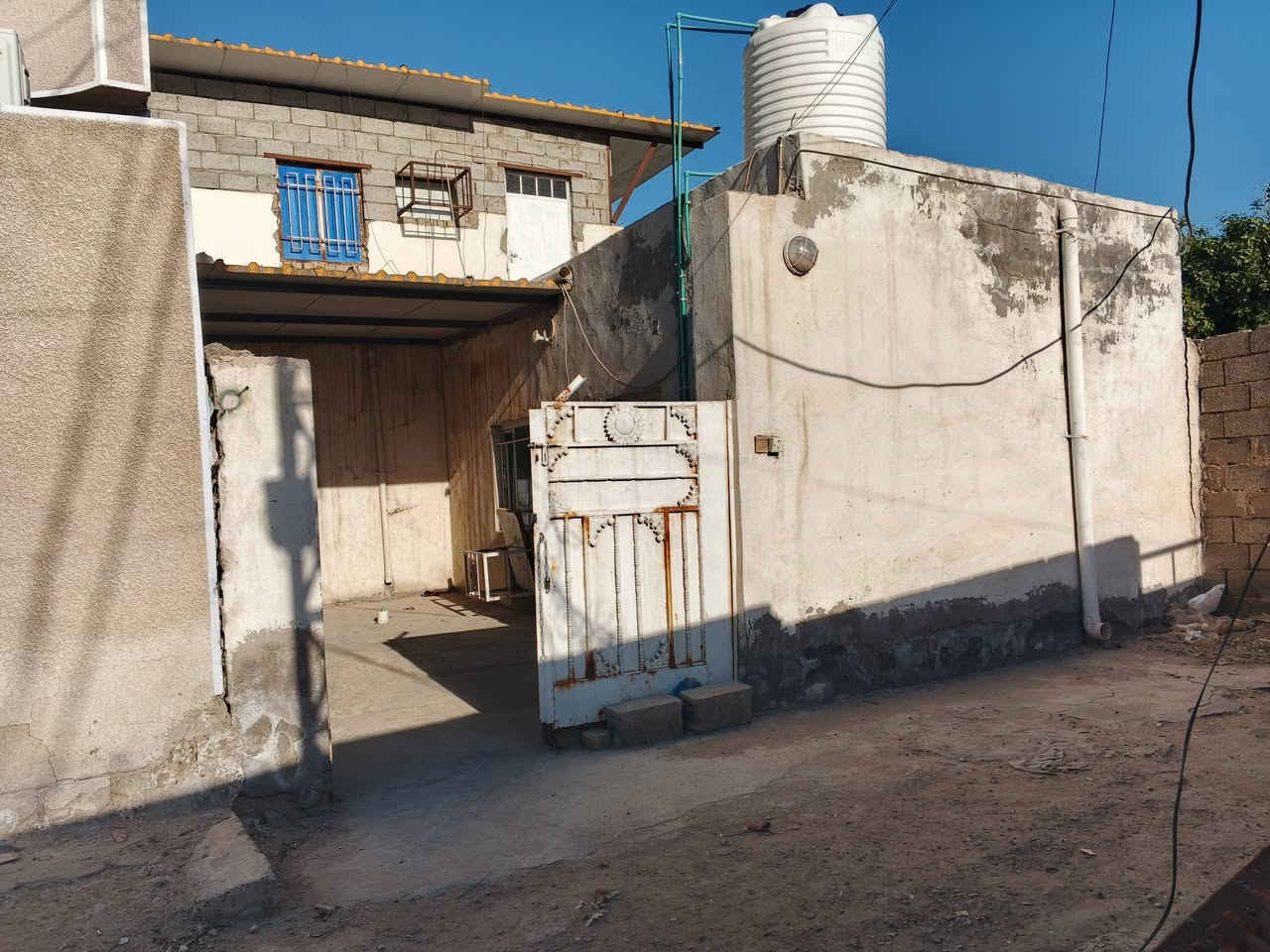 سلام عليكم 
بيت مساحتة 132 متر طابقين واجهة 6 النزال 22 يتكون من كراج و استقبال وهول ومطبخ وصحيات خارجية وصحيات داخلية الطابق الثاني غرفتين السكف سندويج والطابق الاول عكادة الأرضية صب والطابق الثاني شتايكر 
مكان البيت الكرغولية بالقرب من مذخر الأدوية ومكتب الكناني للعقار 
السعر/ 45 مليون
للاستفسار:- ***********
                 ***********
