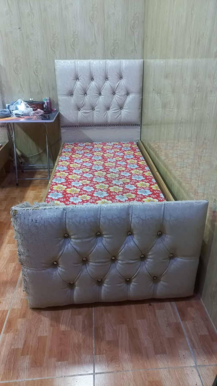 السلام عليكم
تخت عدد 2 للبيع خشب عراقي ثقيل مابيهم اي عيب بس الجلد ينرادله تبديل التختين سعرهم ١٠٠ الف 
التواصل عالرقم ***********
