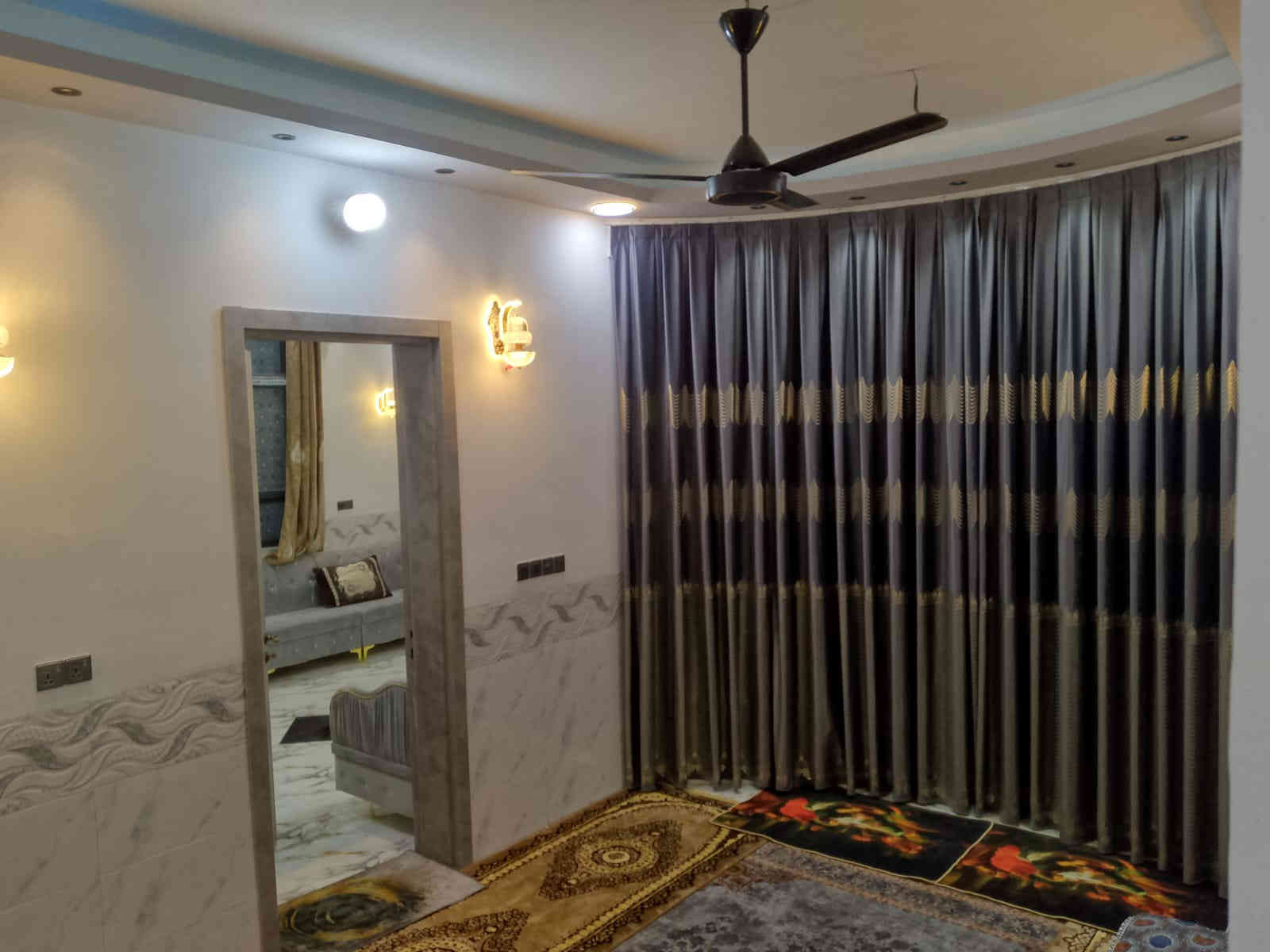 بيت حديث طابق واحد بمساحة80 متر سند 25 اقرار محكمه مباشر بأسم المشتري يحتوي ع غرفة نوم مع صاله واستقبال ومطبخ  مع مجاميع صحيه عدد2-- العنوان كربلاء شارع السيده زينب شارع ابو ماشه خلف مطبخ العتبه بسعر 55 للاستفسار ***********
