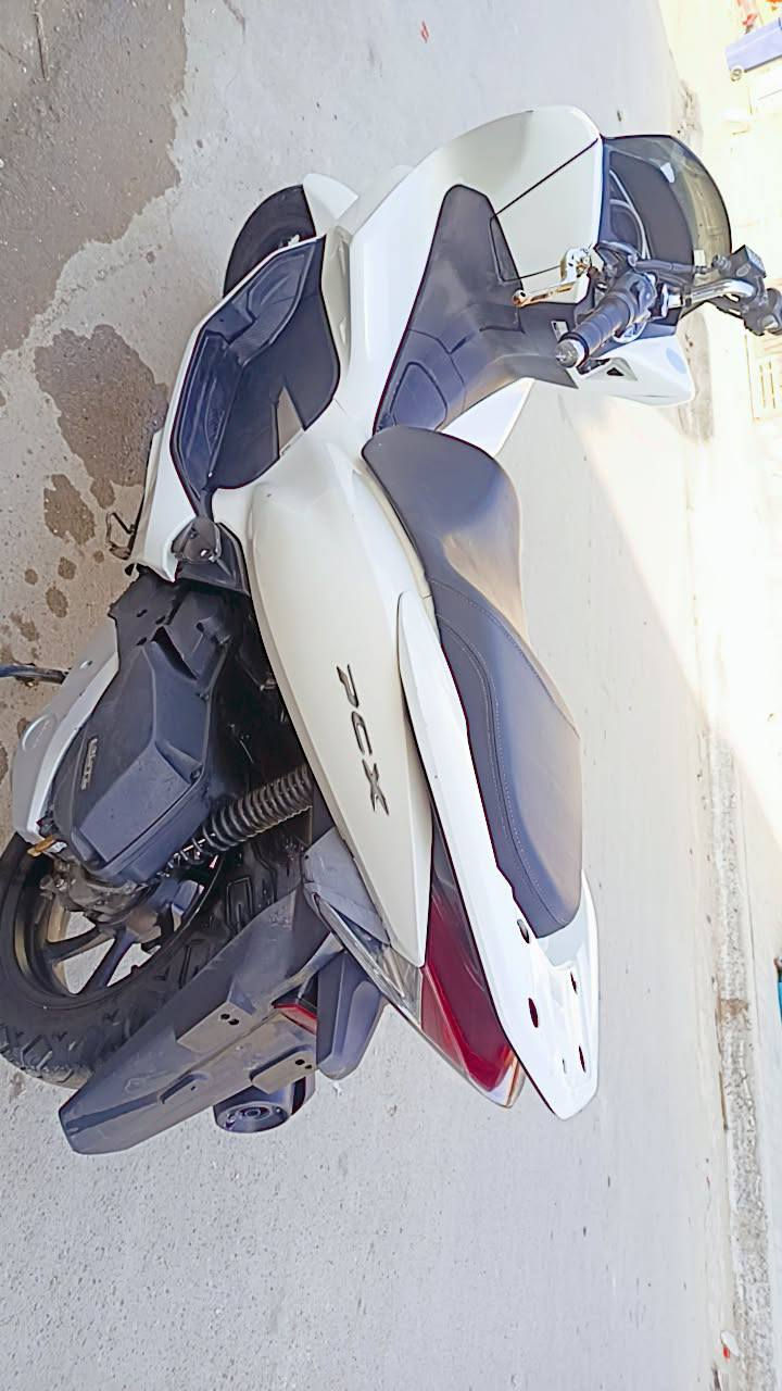 سلام عليكم دراجة PCXجيل الثالث كوري دراجة صارلهة أقل من شهر نازلة مل رمبة نزلتهة بيدي دراجة  خير من الله السعر 17او نص بيهة مجال قليل للشراي  ***********
