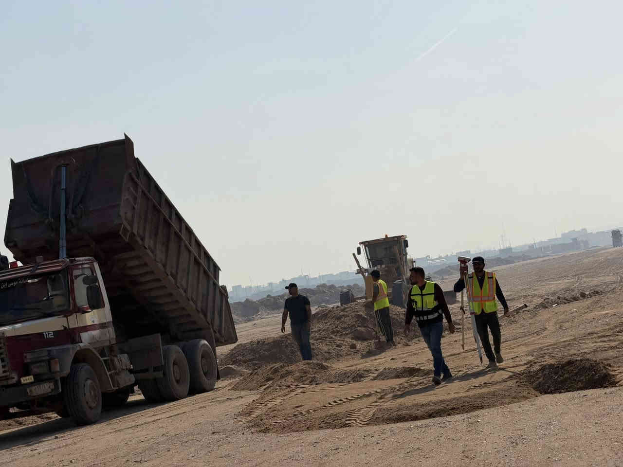 السلام عليكم 
على بركة الله تم المباشرة في عمل وحدل شارع 60العابر الرئيسي لي يتصل بشارع الزبير وطريق الشعيبة طريق محمد القاسم من موقع العمل لإنجاز عمل التبليط و الأرصفة 
الميداني في مقاطعة 2356مقابل الامن الدخلي وحي الشرطة علماً ان العمل مستمر آلى انجاز المشروع .
عقارات فدك 
عنوان المكتب البصرة مقاطعة 2358قرب مستشفى (السياب)التركي 
***********
***********
