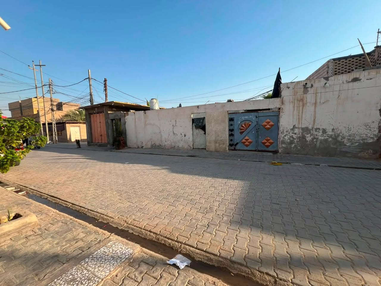 دار للبيع مساحه 240
اربع غرف  مطبخ صاله استقبال 
الرضويه قرب جامع الزهراء 
الاستفسار /***********
