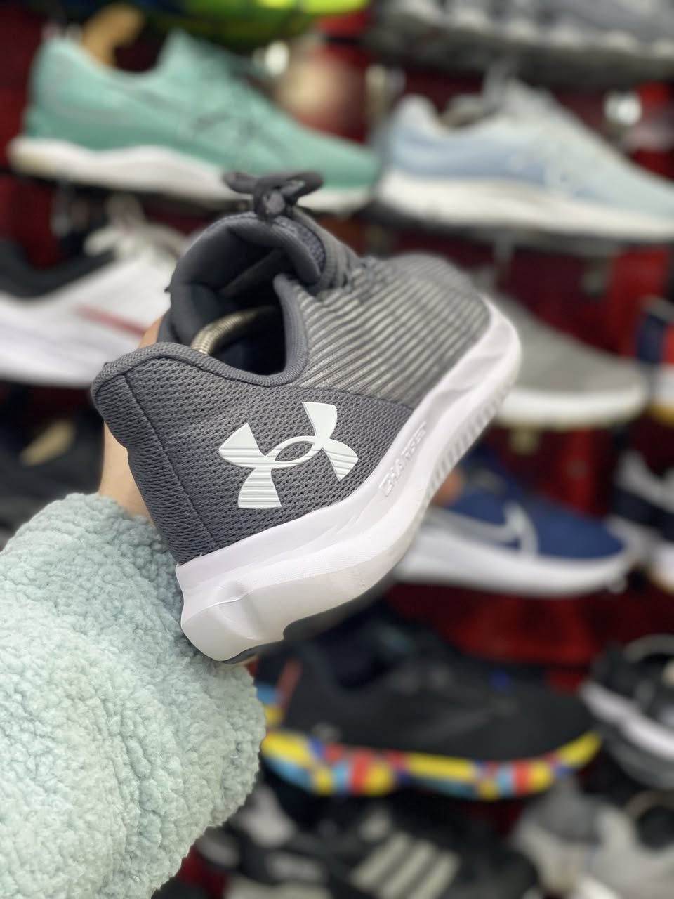 ماركة اندر ارمور وكالة اصلي
قياس :٤٣
طول القدم :٢٧.٥سم
للحجز دذلي خاص لو واتساب 
٧٧٠٨٢٨٤٢٤٢
