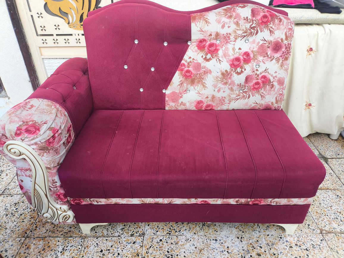 السلام عليكم 
للبيع ديوان 4 قطع نضيف والاسفنج ماله هم نضيف بس يحتاج غسله سعره 125 مكاني موصل حي الزهراء 
***********
***********
