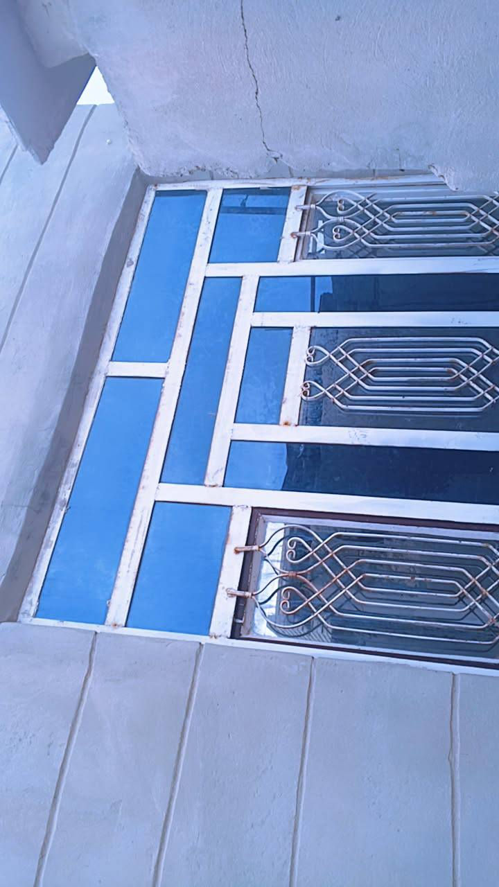 بيت للبيع يحتوي ع عرفه وصاله ومطبخ واستقبال بيت كامل للاستفسار *********** حي الكرار قريب ع مول ابو نور
