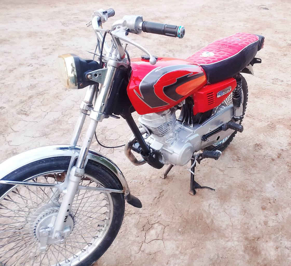 السلام عليكم دراجه كلك نامه برو غطاس بلاديه    بيها رقم شاصي وبليته  محرك مفتوح لا تنقيص ولا دخان  شلعه تشك الكاع تعال وشوف بعينك مكان القاسم سوق دوهان السعر275 وبيها مجال ***********
